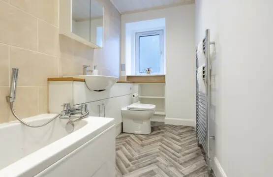 24528477d64d5d18e17f45100e5c9fef91cd04eca49becbdc68a0b65de98382a a2f108e735 v0.jpg